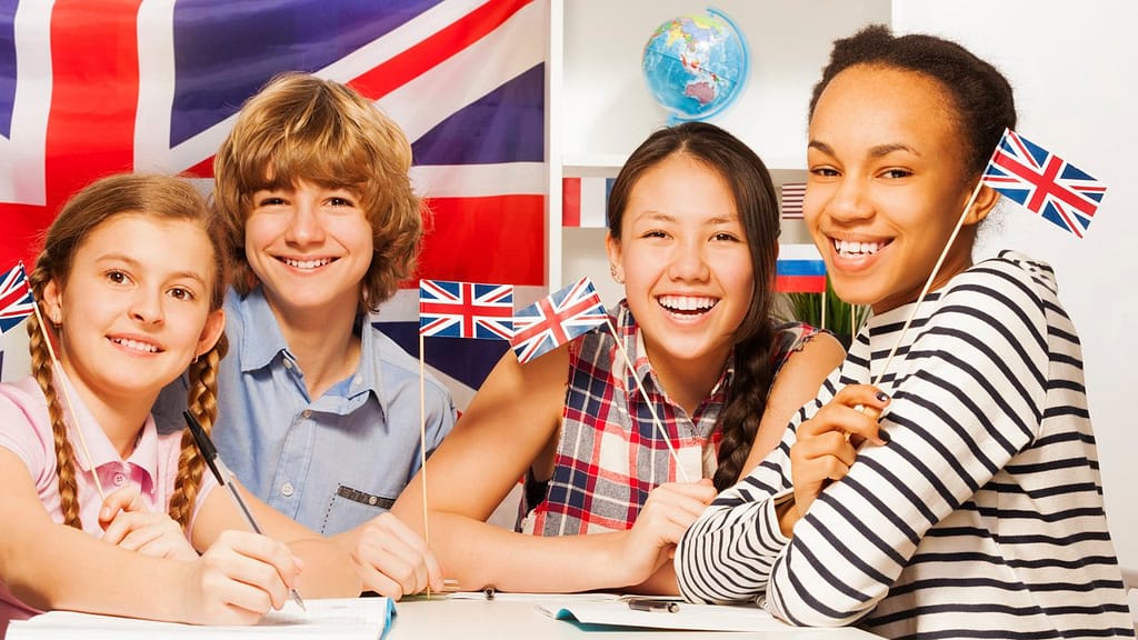 Jóvenes adolescentes practicando inglés en grupos reducidos en Ávila para mejorar su nivel y pronunciación.