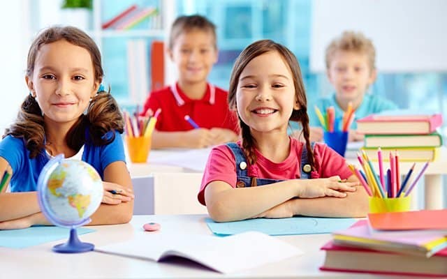 Niños aprendiendo inglés en Ávila con actividades dinámicas en la Academia de Inglés Clases Particulares.
